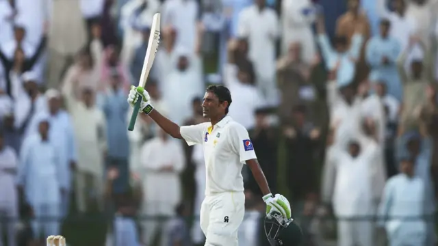 پہلے ٹیسٹ کی دونوں اننگز میں سنچری سکور کرنے کے بعد دوسرے ٹیسٹ کی پہلی اننگز میں انھوں نے ڈبل سنچری سکور کی۔