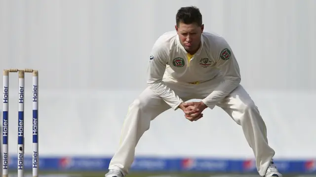 آسٹریلیا کے کپتان مائیکل کلارک کے لیے دوسرے ٹسیٹ میں زیادہ کٹھن صورت حال پیدا ہو گئی ہے۔