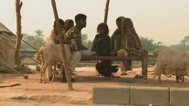  تقریباً دو ماہ سے سیلاب متاثرین نے ملتان سے مظفر گڑھ جانے والے شاہراہ کو ایک خیمہ بستی میں تبدیل کر رکھا ہے