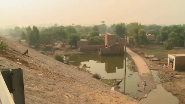 سیلاب متاثرین کا کہنا ہے کہ وہ سیلاب کے پانی کی موجودگی کی وجہ سے اپنے گھروں کو نہیں لوٹ سکتے۔