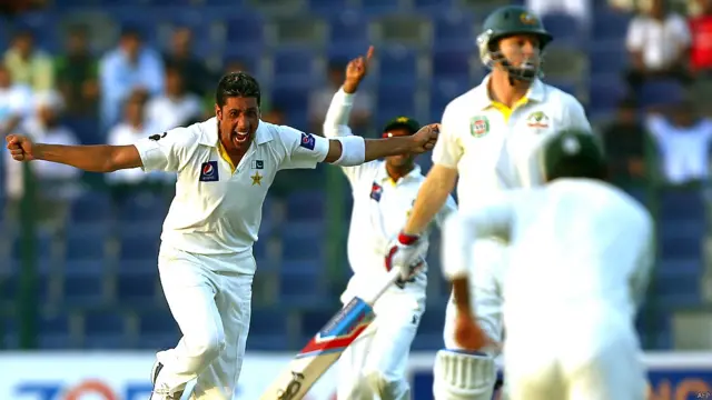 کرس راجرز کی وکٹ پاکستان کے نوجوان بلے باز عمران خان نے حاصل کی جو اپنی زندگی کا دوسرا ٹیسٹ کھیل رہے ہیں۔