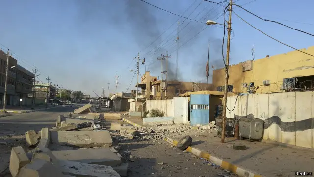 کارمہ کی طرف جانے والی سڑک کے اردگرد خالی اور تباہ شدہ مکانات پر گولیوں کے نشانات، اور زمین پر بکھرےگولیوں کے خول جنگ سے ہونے والی تباہی کی کہانی سناتے ہیں