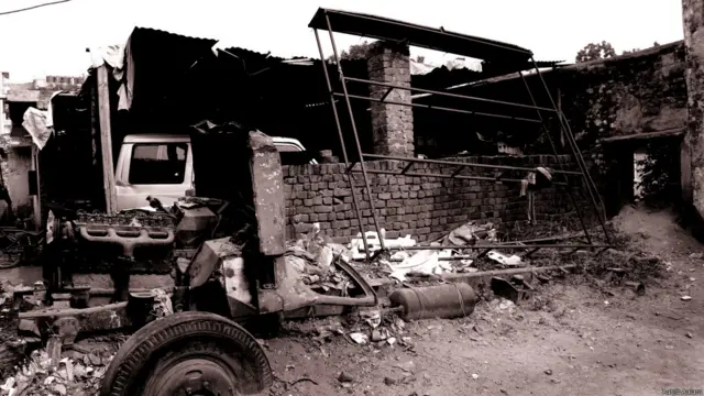 84 के दंगों में जले ट्रक के अवशेष