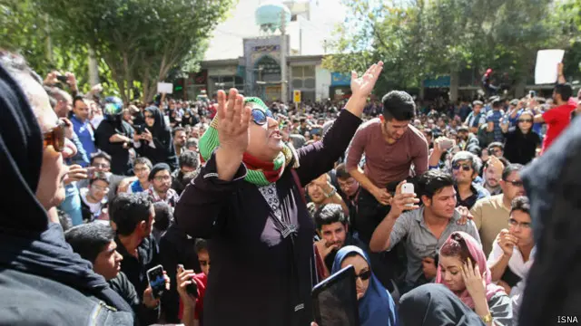 معترضان در ایران خواهان اطلاع‌رسانی درباره عاملان اسیدپاشی‌های اصفهان و شناسایی آنها بوده‌اند