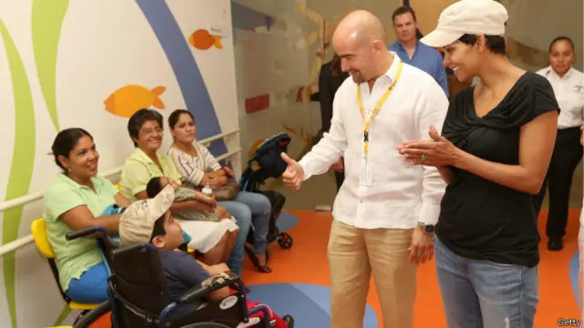 Halle Berry (der.) visita un centro de rehabilitación de Teletón en México