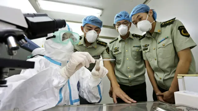 中国将向埃博拉肆虐的利比里亚派出受过专门训练的解放军医务人员，帮助应对埃博拉危机。