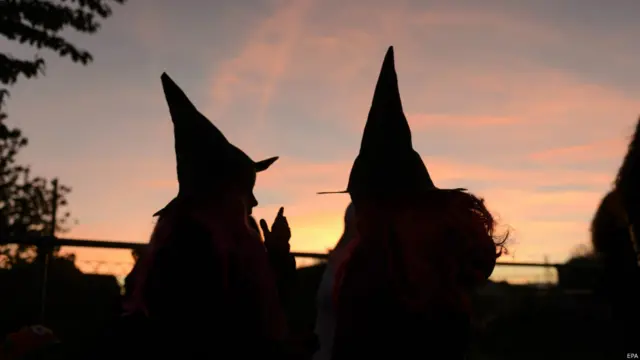 Девочки в костюмах ведьм готовятся к обходу домов в Швейцарии.