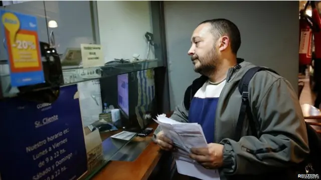 Seorang petani Uruguay mendaftar di sebuah kantor pos untuk mendapat izin menumbuhkan tanaman ganja.