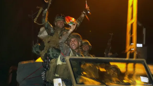Các chiến binh Peshmerga trên đường tiến vào Kobane