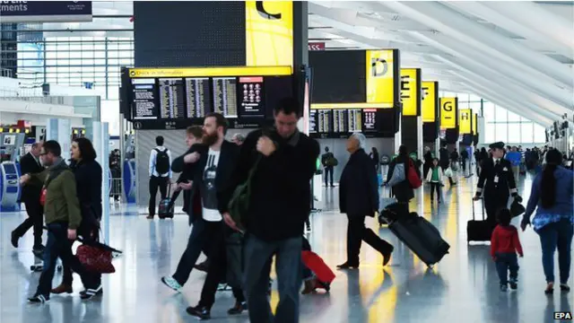 اوقفت الوسيطة في مطار هيثرو واعترفت بحمل المال