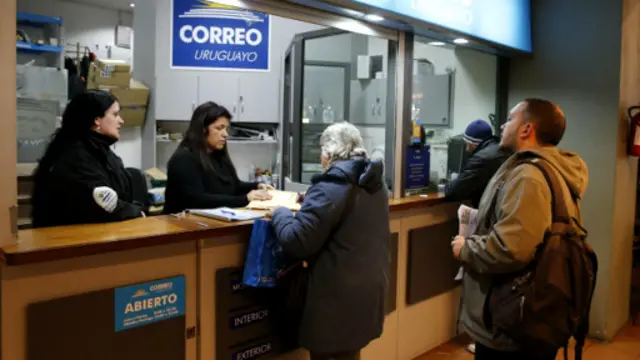 Warga Uruguay mendaftar untuk menjadi penanam ganja secara resmi.