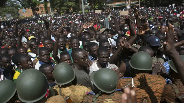 ہمارے نامہ نگار کا کہنا ہے کہ اتوار کو جلوسوں اور احتجاج میں باہر نکلنے والے افراد کی تعداد اور فوج کا ردِ عمل صورتحال کو واضح کرے گا