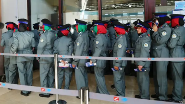 په ټوله کې د افغان پولیسو شمېر له ۱۵۷ زرو کسانو ډېر دی چې یو سلنه یې ښځینه پولیسې جوړوي