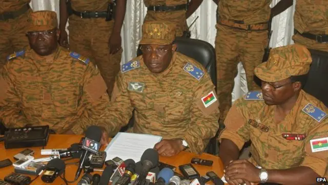 د پوځ مشر جنرال هونورې تراورې (د منځ کس) د جمعې پر ورځ وويل د دولت د مشرۍ چارې پر غاړه اخيستې