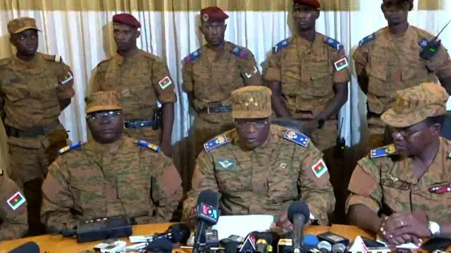 بلاز کمپوئرے کے اقتدار چھوڑنے کے بعد پہلے فوج کے سربراہ جنرل اونورے ٹرورے نے اپنے آپ اقتدار کا مالک قرار دیا