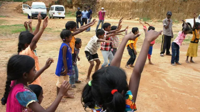 නායයෑමේ දී දිවි බේරුණ දරුවන් කඳවුරක 