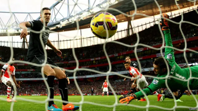 Alexis Sanchez cemerlang dengan dua golnya ke gawang Burnley