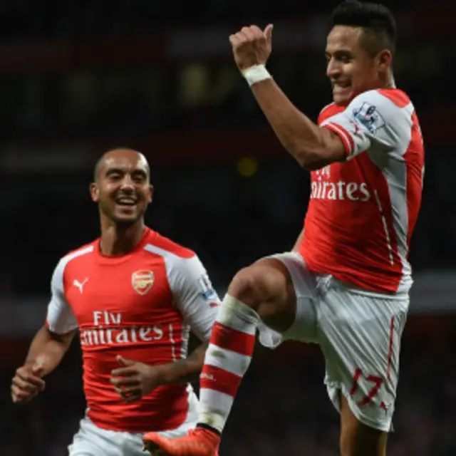 Walcott dan Sanchez merayakan gol ke-3 Arsenal