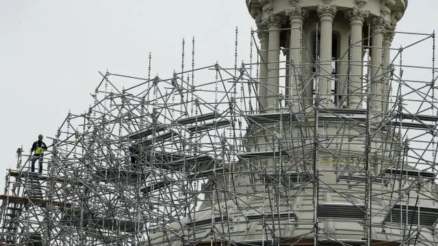 امریکی کانگریس کی عمارت میں دراڑوں کی مرمت کے لیے سکیفولڈنگ لگائی گئی ہے