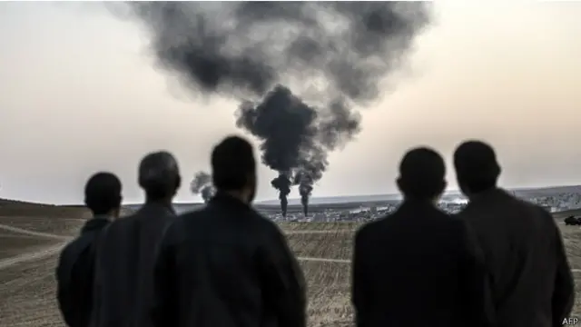 كانت عناصر من قوات البيشمركة الكردية العراقية قد وصلت عين العرب قبل يومين لدعم المدافعين عنها