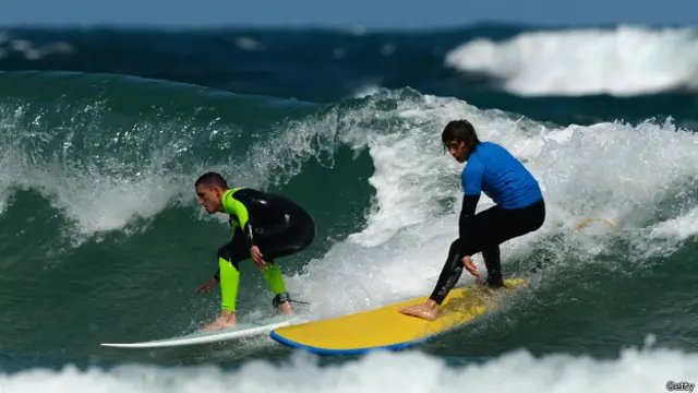 Surfistas sobre las olas