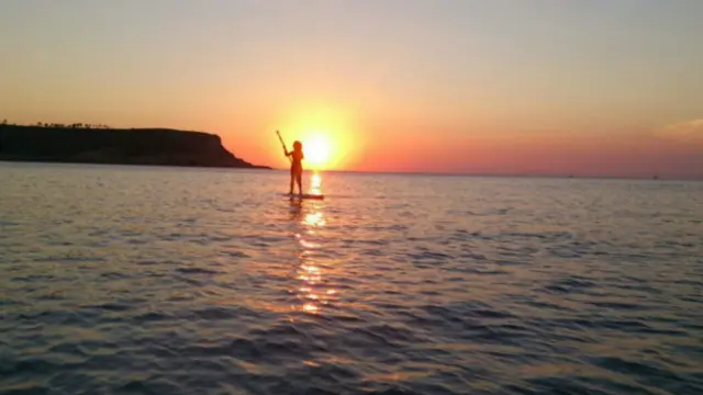 Remando de pie en el atardecer