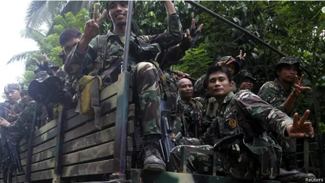 تطارد قوات الجيش الفلبيني مسلحي ابو سياف في جزيرة جولو