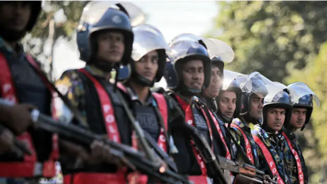 فرضت اجراءات امن مشددة خارج المحكمة