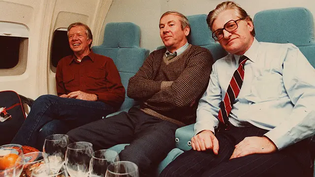 هنری پِرِکت، رئیس بخش ایران وزارت خارجه آمریکا (وسط) می گوید او و سفیر در تهران از طریق کاتم به اهمیت بهشتی پی بردند و با او تماس گرفتند