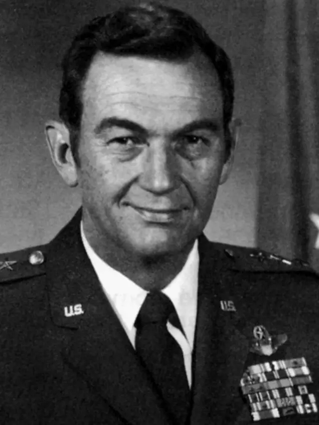 عکس ژنرال فیلیپ گست - مقامات آمریکایی می گویند اگر یزدی و بهشتی نبودند شاید کشته شده بود