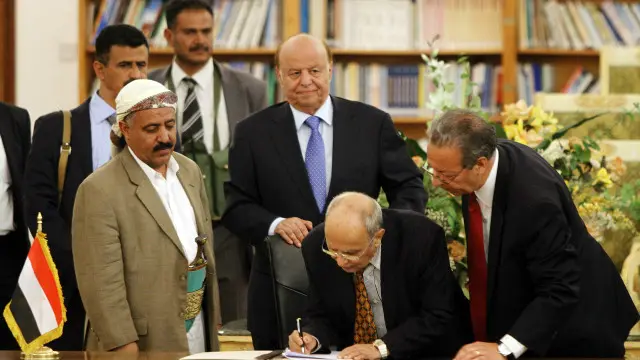 من الأرشيف أثناء توقيع اتفاقية السلم والشراكة