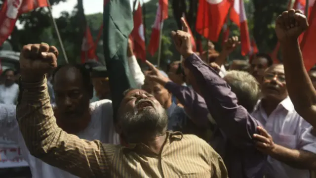 اس فیصلے کے خلاف مظاہرے ہو رہے ہیں اور ماضی میں اس طرح کی سزاؤں پر ملک گیر پیمانے پر تشدد کے واقعات دیکھے گئے ہیں