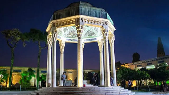 صوفی چو تو رسـم رہروان می‌دانی ۔۔بر مردم رند نـکـتـہ بـسیار مـگیر 