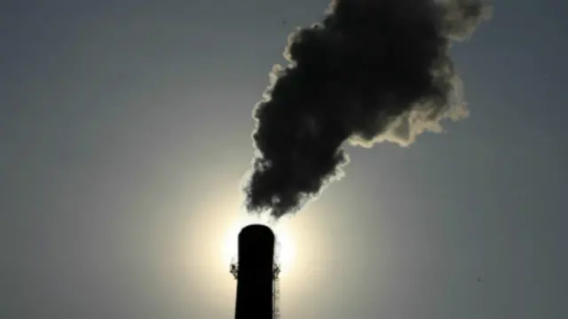 Gaaska karbonka ee hawada galaya ayaa ka dhasha warshadaha iyo baabuurta.