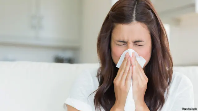 استراحت، مایعات گرم و داروهایی که شدت علائم را کم می کنند اساس درمان سرماخوردگی هستند