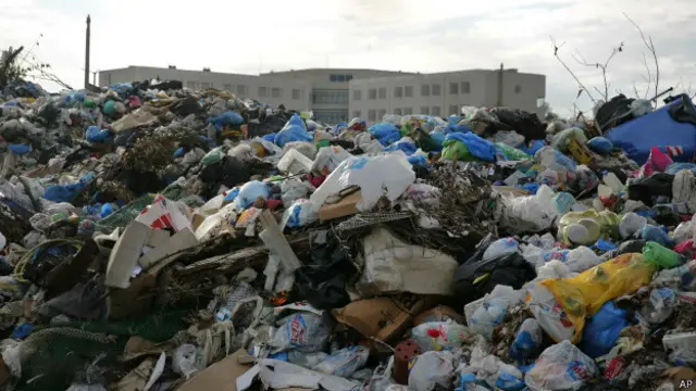 除了个人随手扔垃圾，工业化规模的“偷偷倾倒垃圾”（fly-tipping）也在严重的困扰英伦岛。