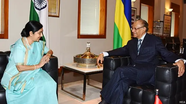 सुषमा स्वराज, नवीन चंद्र रामगुलाम