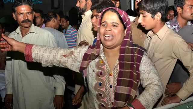 حادثے کے بعد اپنے عزیزوں کو ڈھونڈنے کے لیے لواحقین کی بڑی تعداد مختلف ہسپتالوں میں پہنچ گئی