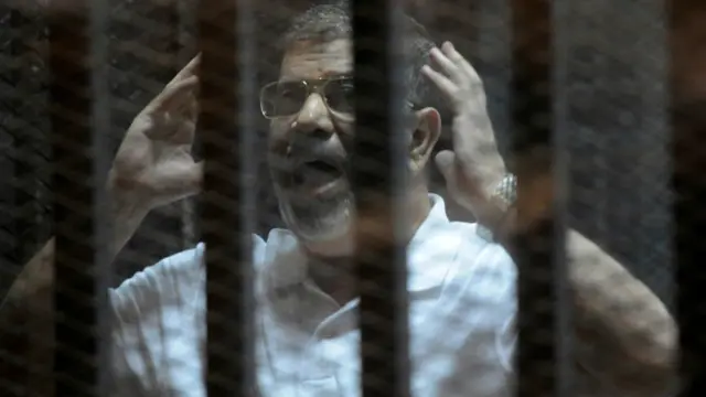 د مصر لیرې کړی شوی جمهور رییس، محمد مرسي، د تورنو د محاکمې په قفس کې