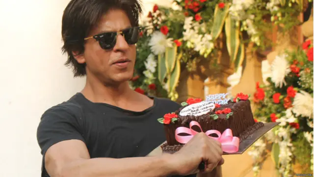 شاه رخ خان تېره ورځ (نومبر ۳مه) ۴۹ کلن شو. د ۴۹مې کلیزې پر ورځ یې زرګونه مینه وال د کور "منت" مخ ته راټول شوي و.