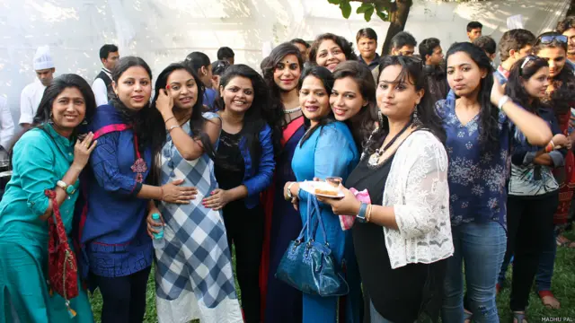 یو شمېر ښځینه خبریالانو چې د شاه رخ خان په کور کې دننه دي خپل ګروپ سېلفي یا عکس خپور کړ.