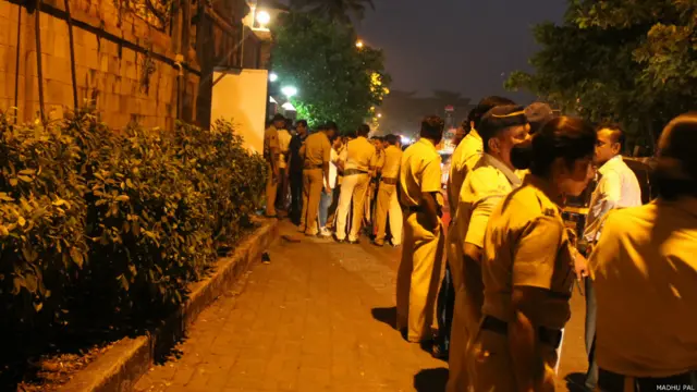 د نوموړي کور "منت" مخې ته له شپې راهیسې مینه وال راټول شوي وو. د ګڼې ګوڼې له امله زیات شمېر پولیس هم ګمارل شوي و.