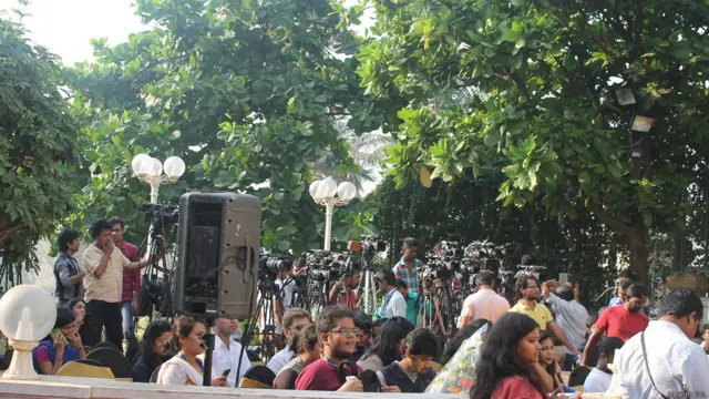 شاه رخ خان په خپله وینا کې وویل: زه به راتلونکی کال ۵۰ کلن شم. ډیر ملګري مې شته چې په ۵۰ کلنۍ کې ورته کار نه وي خو ما اوس هم ډیری ډایرېکټران په خپلو فلمونو کې غواړي.