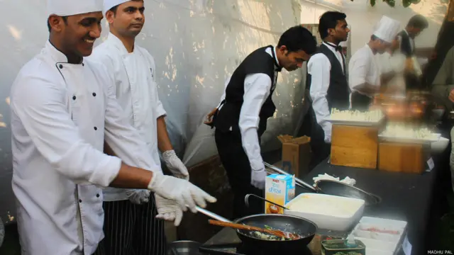 په دې ورځ خبریالانو او ځینو نورو کسانو ته د سهارنۍ انتظام هم شوی و.