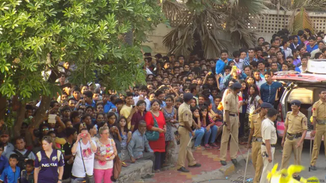 د رسنیو استازو ته د نور کله په پرتله دا ځل اجازه ورکړل شوه چې د شاه رخ خان کور ته دننه ورشي.