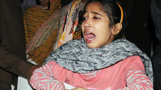 आम लोगों को निशाना बनाने वाले इस हमले की पाकिस्तान और भारत के प्रधानमंत्रियों ने कड़ी निंदा की है. इस हमले की जिम्मेदारी कई चरमपंथी संगठनों ने ली है जिनमें तालिबान से जुड़ा एक गुट जुंदुल्लाह भी शामिल है. 