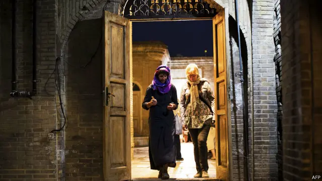 کشوری که گردشگر بخواهد، باید از شعارهای مرگ بر این و آن خودداری کند. این سخن را میتوان بسط داد؛ بدین صورت که کشوری که گردشگر میخواهد، نفرت بر اساس تعصب از این قوم و آن زبان را هم باید کنار بگذارد.