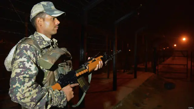 भारतीय अधिकारियों का कहना है कि रविवार के धमाके से भारत की तरफ कोई असर नही पड़ा है, हालांकि सुरक्षा बल अधिक सतर्कता बरत रहे हैं..