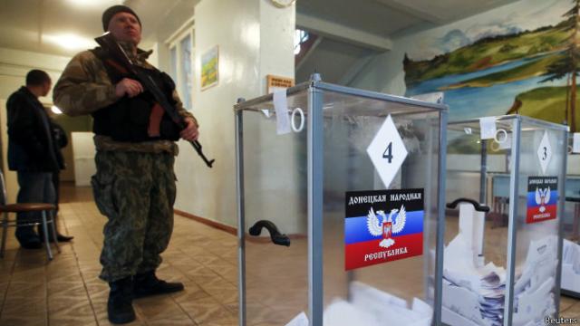 Вооруженный сепаратист на участке для голосования