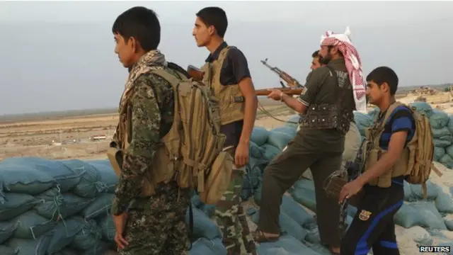 مجموعة من رجال القبائل العراقية المقاومة لتنظيم لدولة الإسلامية